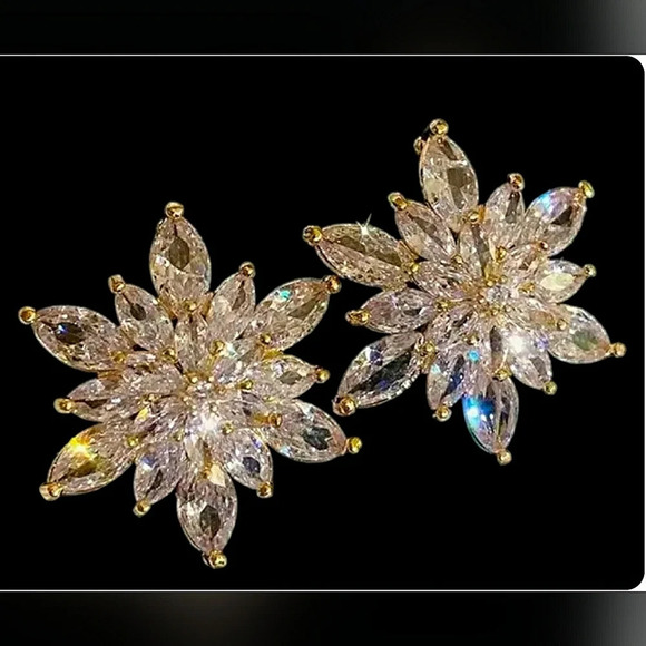 Sparkling Flowers Holiday Zirconia Chic Classic Gift Stylish - Picture 1 of 6